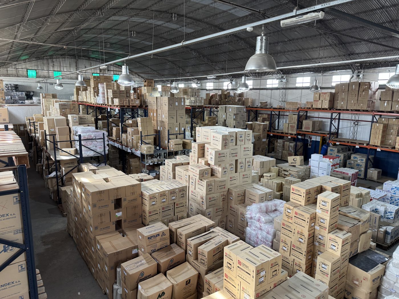 Depósito con stock en estanterías
