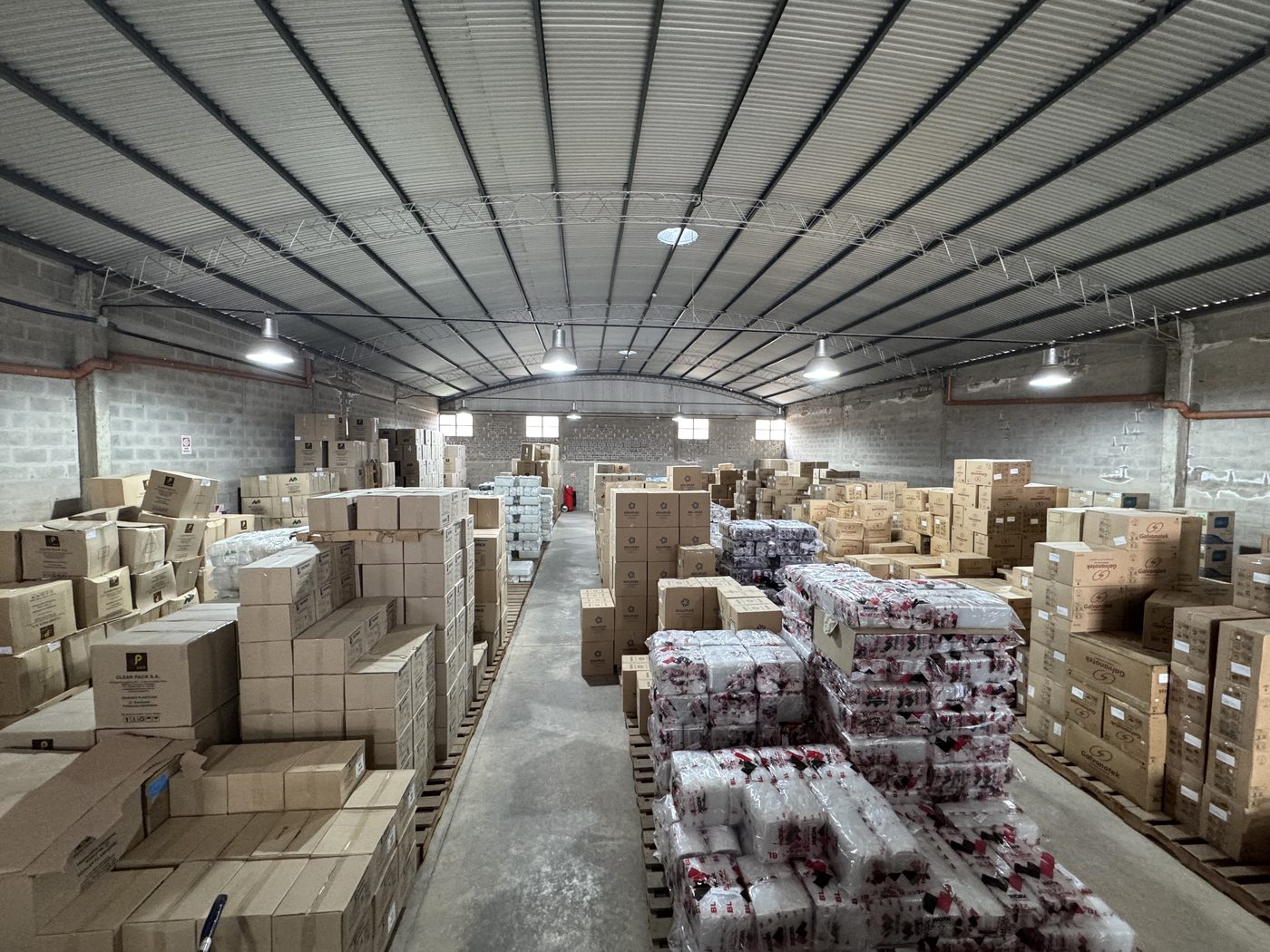 Pasillo del depósito con mercadería